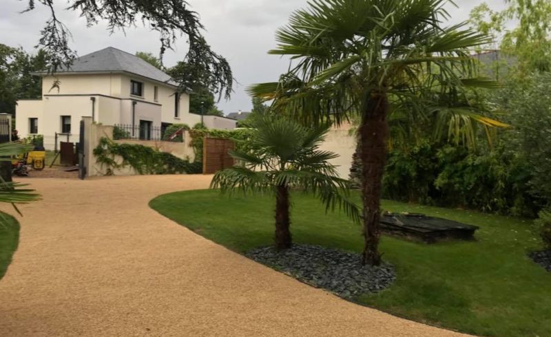Allée en gravier calcaire beige