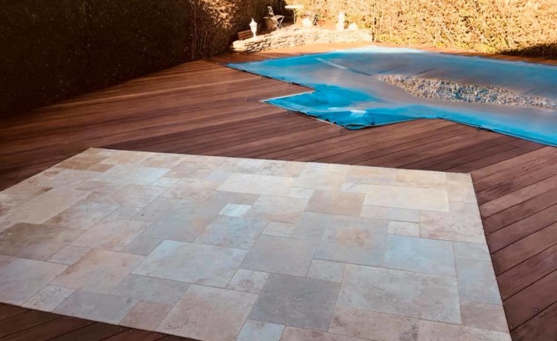 Terrasse bois exotique et travertin