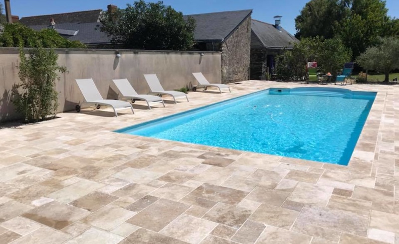 Terrasse de piscine en travertin opus